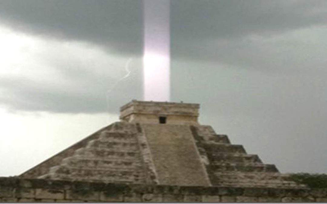 ¿Por qué algunas Pirámides parecen emitir “fotones de energía” hacia el cielo?