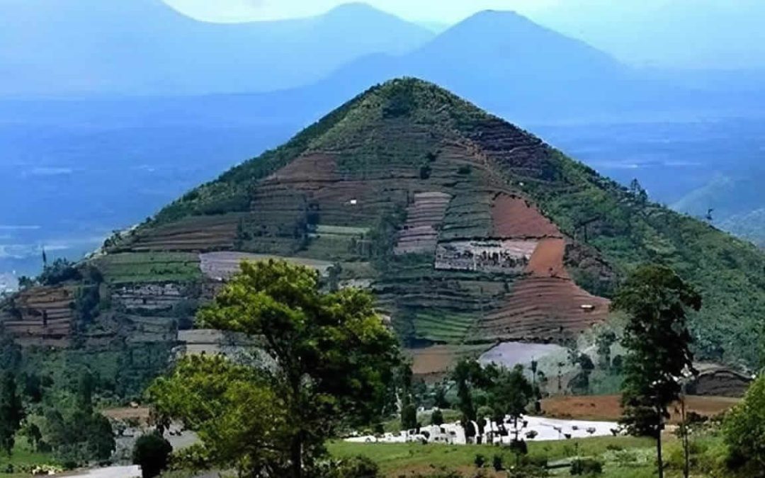 Pirámide de 5.000 años en Indonesia “no fue construida por humanos”, sugiere investigación