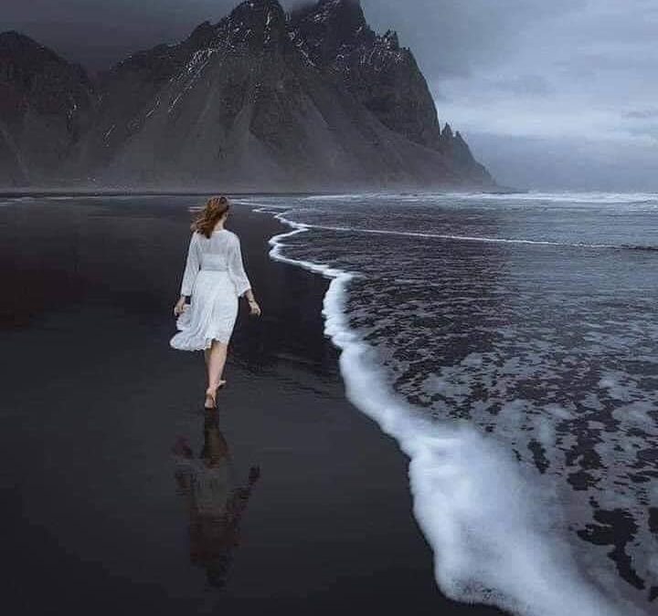 Existe una playa de arena negra en Islandia