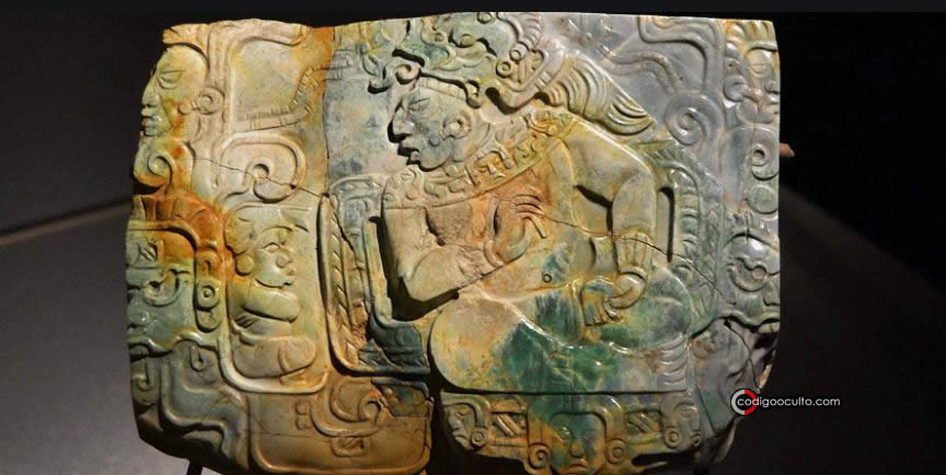 Un rey maya hablando con un enano, quien probablemente actúa como consejero de los reyes. Una placa de jade maya de Nebaj, Guatemala, c 600 - 800 d.C., Museo Nacional de Guatemala
