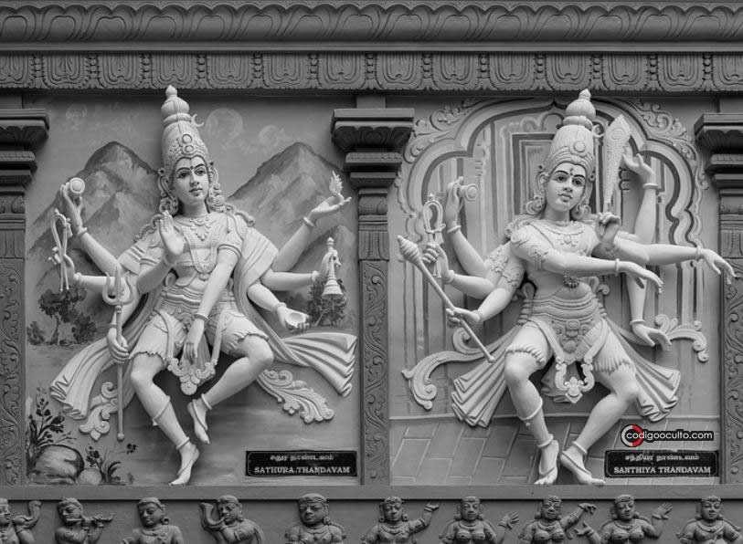 Esculturas del dios Shiva representadas con ocho brazos, bailando Sathura y Santhiya Thandavam como se ve en la fachada exterior del Templo Ganesha Sri Senpaga Vinayagar en Singapur