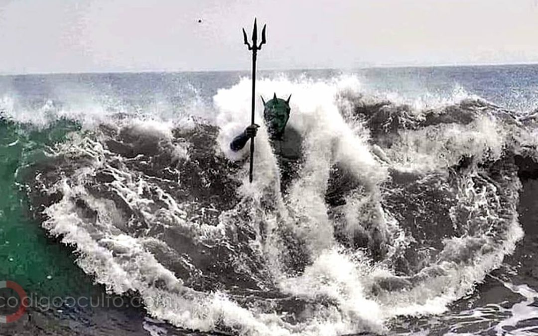 La sorprendente estatua del dios Neptuno saliendo del mar