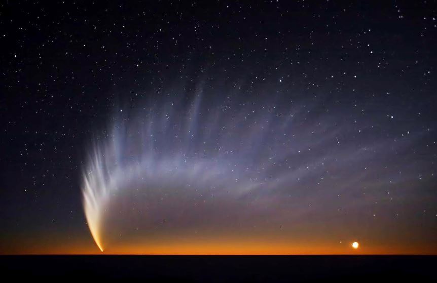 El cometa McNaught, el gran cometa de 2007, sobre el Océano Pacífico visto desde el Observatorio Paranal de ESO. La cola de polvo blanco de un cometa se puede imaginar como la cola o la melena de un caballo en movimiento