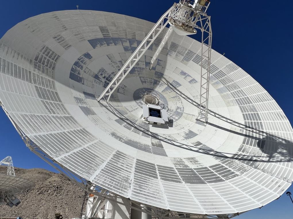 La Deep Space Station 13 en el complejo Goldstone de la NASA en California, parte de la Deep Space Network de la agencia, es una antena experimental a la que se le ha adaptado un terminal óptico. Por primera vez, esta prueba de concepto recibió señales de radiofrecuencia y láser del espacio profundo al mismo tiempo.