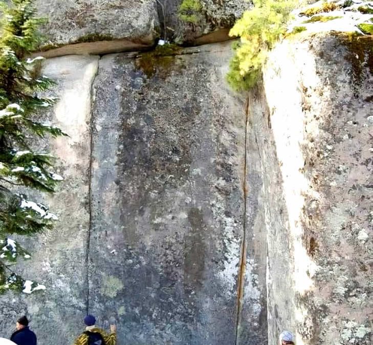 Enorme pared de granito hallada en Siberia