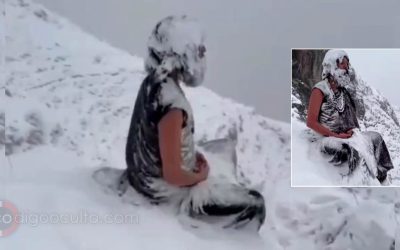 ¿Fue un yogui captado meditando en unas montañas nevadas del Himalaya?