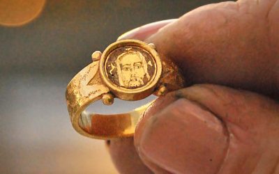 Arqueólogos hallan un espectacular anillo de oro con la imagen de Cristo