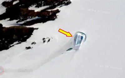 ¿Es esto una enorme “puerta” encontrada en medio de la Antártida?