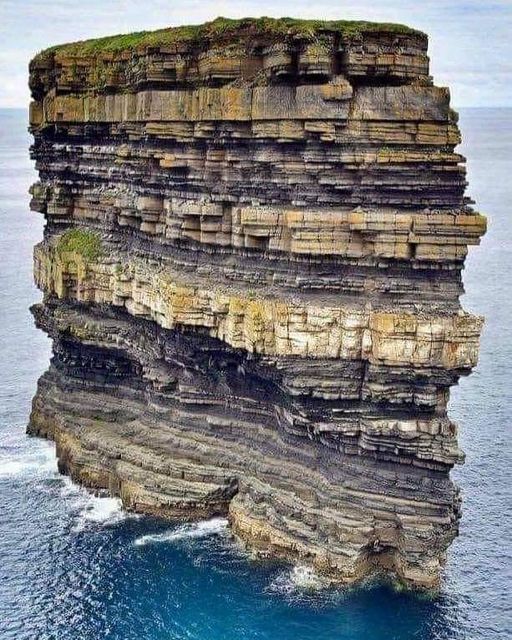 Dun Briste, una roca sedimentaria en el mar de Irlanda