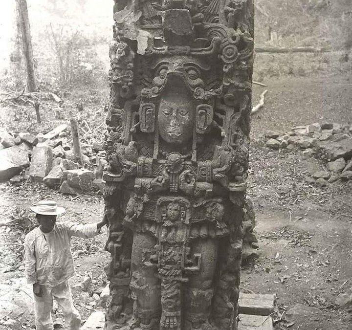 Fotografía de 1885 de una antigua estatua maya