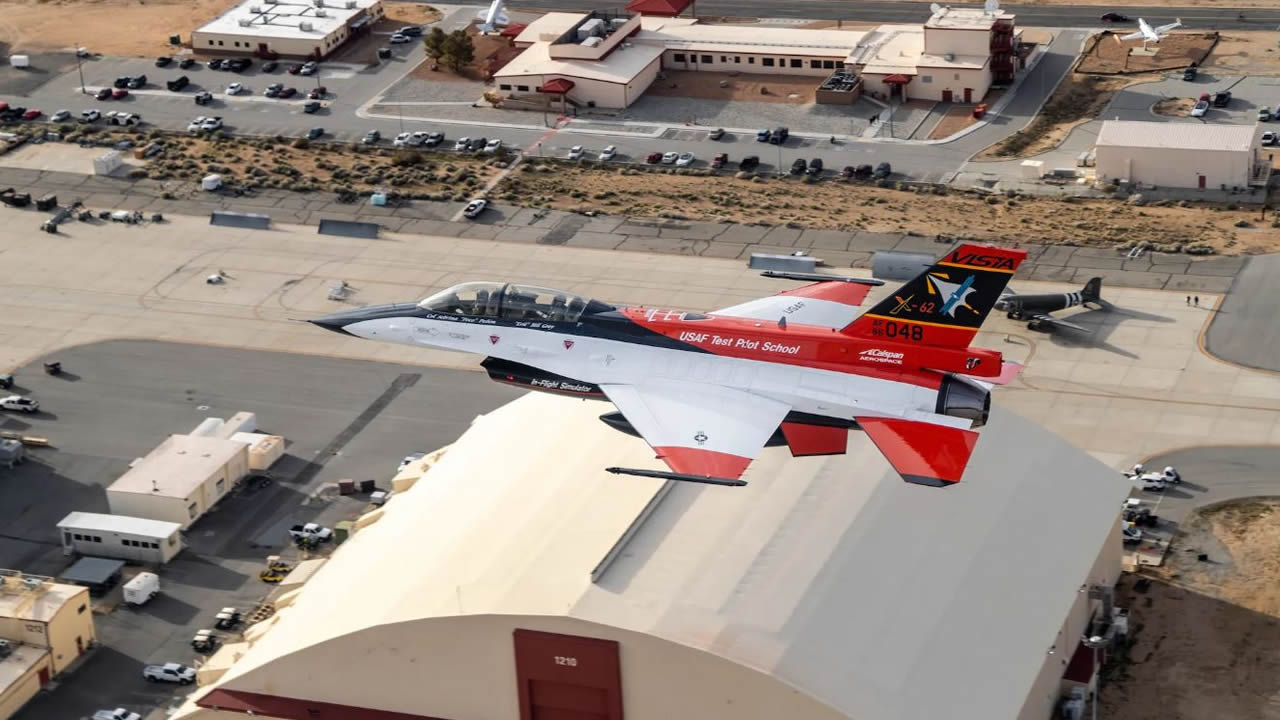 Sin precedentes: avión controlado por inteligencia artificial entra en combate con un F-16 tripulado