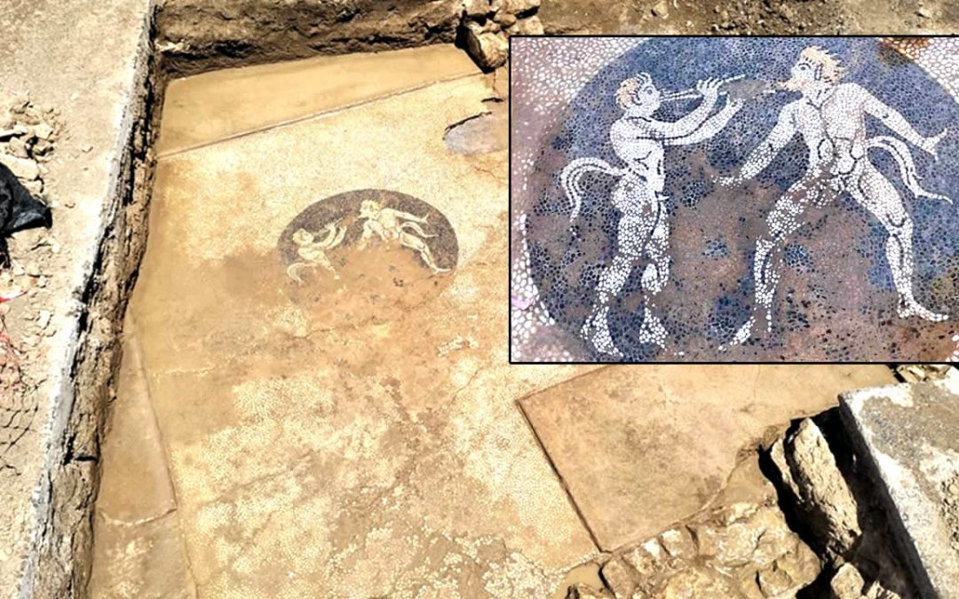 Hallan antiguo mosaico griego con híbridos humano-animales