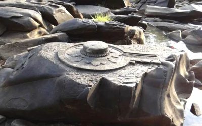 Impresionantes esculturas en piedra “Shiva Lingam” emergen de un río en India cuando baja el nivel del agua