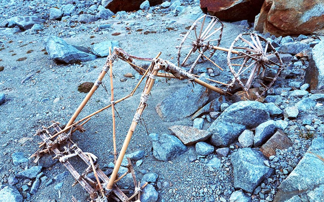 Excursionista descubre un inusual carruaje de bambú oculto por décadas en la nieve de los Alpes suizos