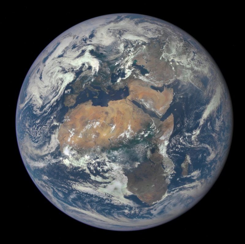El documento describe supuestas bases alienígenas situadas en Alaska, Sudamérica o África, y en Titán, la luna más grande de Saturno.