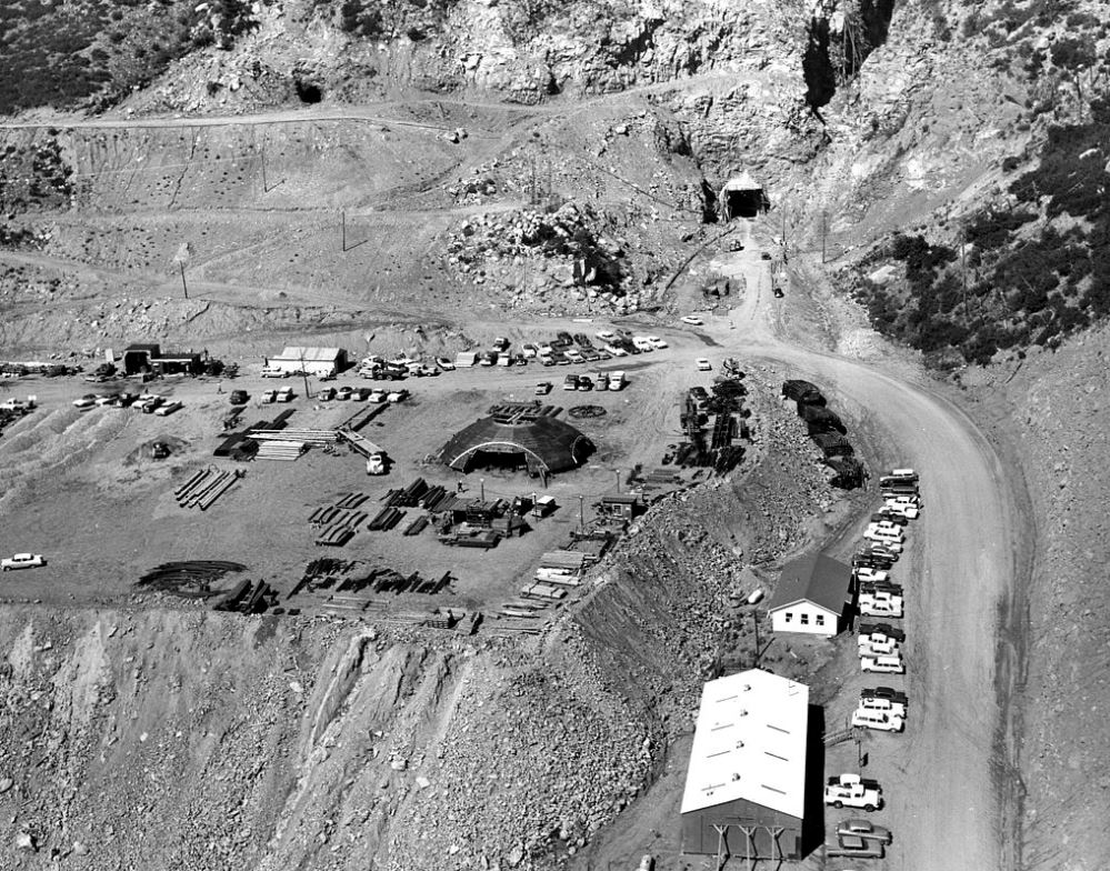 Vista aérea de la zona de excavación y construcción de Cheyenne Mountain en 1963.