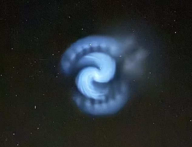 Los expertos afirman que la extraña forma observada en el Reino Unido en marzo fue causada por combustible congelado iluminado expulsado de un cohete SpaceX, y no por extraterrestres.