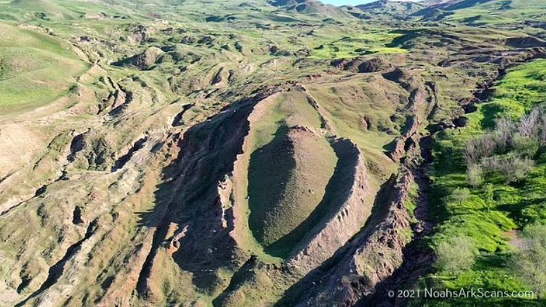 Los investigadores utilizaron un radar de penetración en el suelo para detectar lo que parecía ser un túnel de 4 metros que atravesaba el centro de la formación.