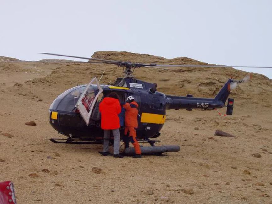 Los investigadores llegan en helicóptero a las colinas Larsemann de la Antártida Oriental.