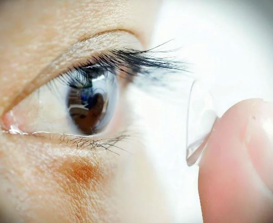 Participante en el estudio colocándose las lentes.