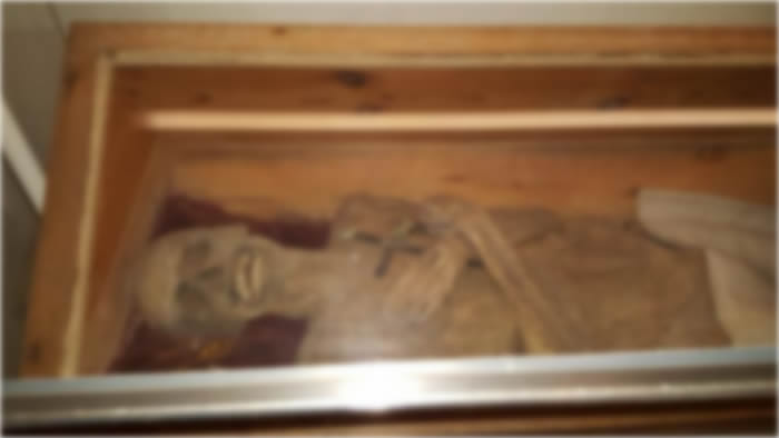 La momia del "capellán secado al aire" en su ataúd en la cripta de la iglesia de Santo Tomás en Blasenstein, Austria.