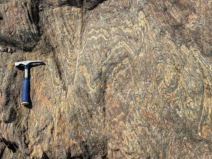 La formación de montañas provoca que las rocas profundas de la corteza se deformen, se plieguen y se fundan parcialmente.