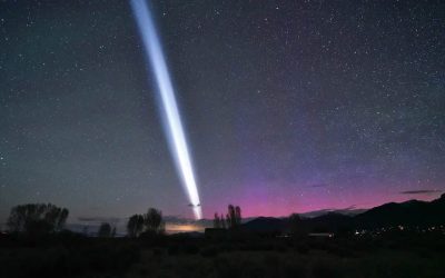 Un enorme rayo de luz blanca atraviesa los cielos de EE.UU. en medio de una tormenta de auroras