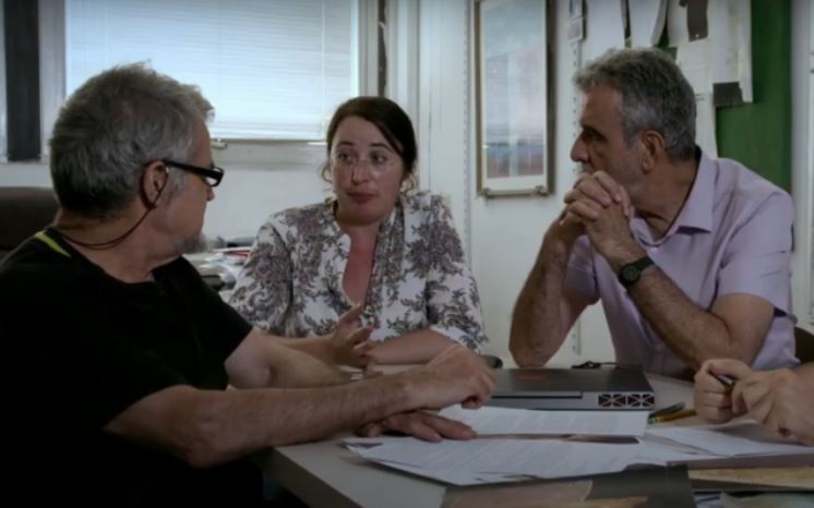 De izquierda a derecha: los académicos Eli Piasetzky, Shira Faigenbaum-Golovin e Israel Finkelstein, entre los autores de un artículo publicado en PLOS ONE el 3 de junio de 2025, tal y como aparecen en el documental «El arca de la alianza: los orígenes de la Biblia», dirigido por Thierry Ragobert.