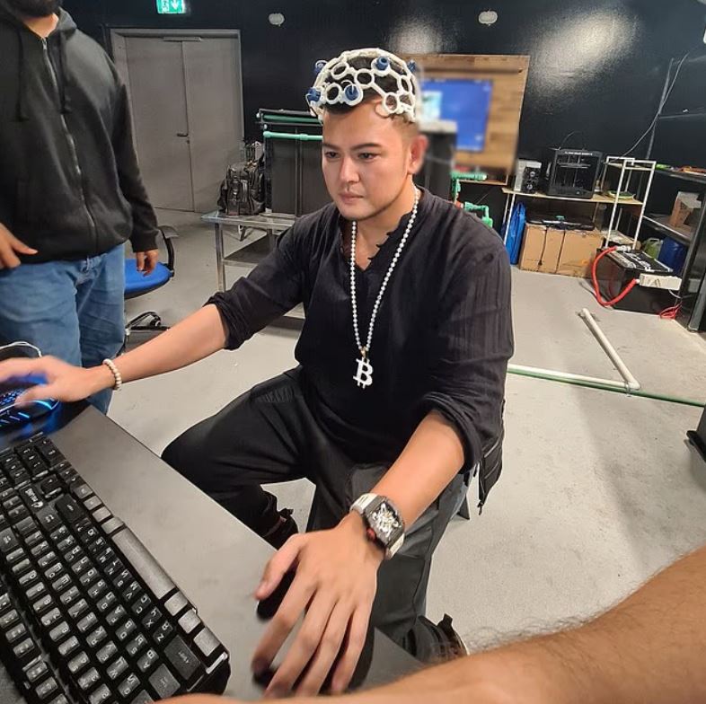 Herbert Sim (en la foto) trabaja con el casco transhumano de su empresa, que convierte sus ondas cerebrales en acciones legibles para un ordenador.