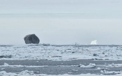 Un extraño iceberg negro aparece frente a la costa de Canadá
