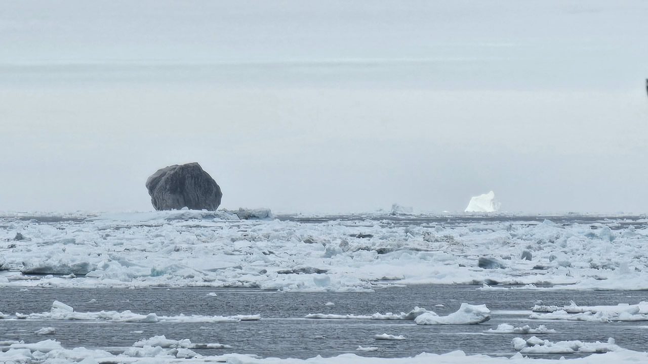 Un extraño iceberg negro aparece frente a la costa de Canadá