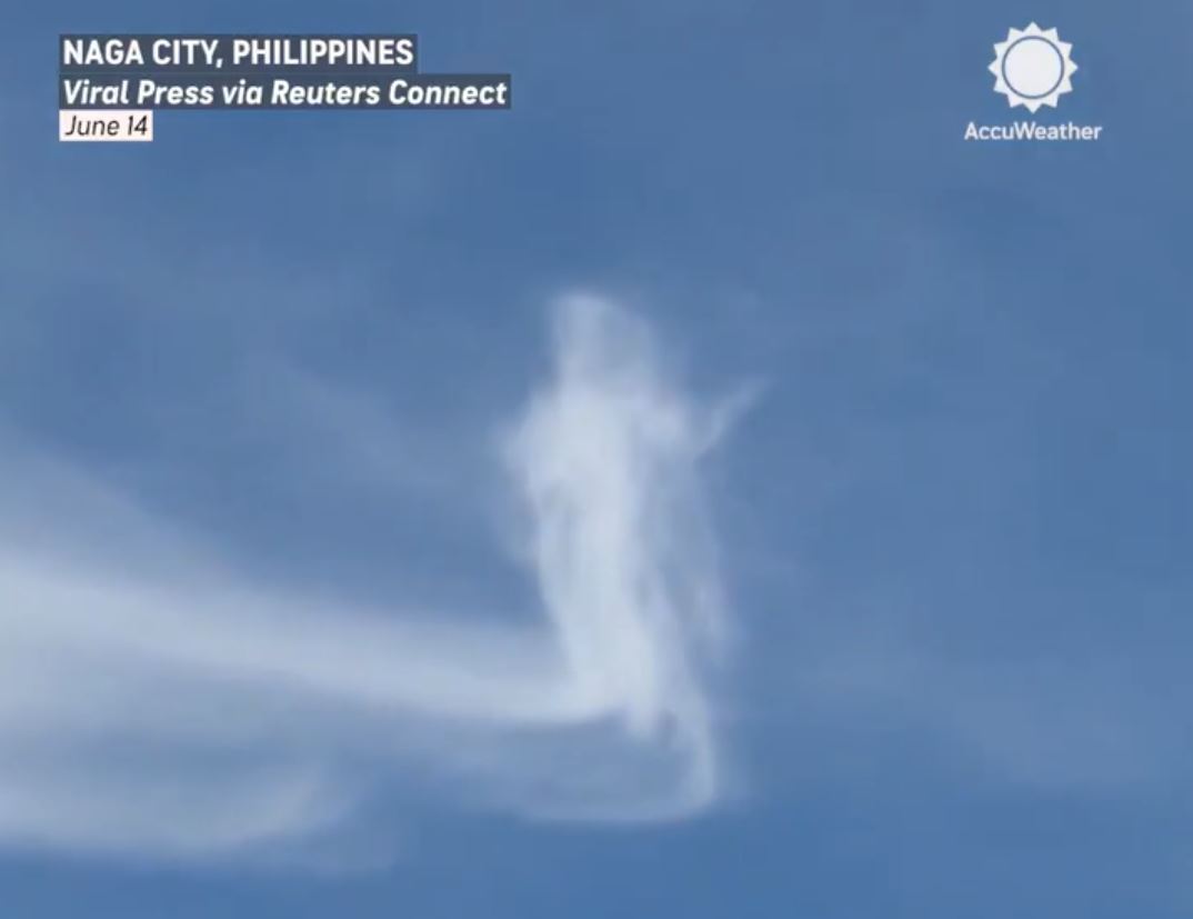 Decenas de fieles católicos fueron testigos de una silueta en las nubes que se asemejaba a "Jesús" vestido con una túnica y uno de sus brazos levantados en posición de oración.