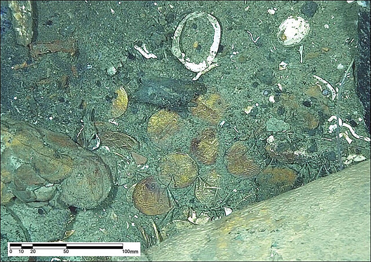 Área del tesoro en la sección del puerto de la popa, donde se observan las caras y el reverso de las monedas, tal y como se encontraron en el fondo marino.