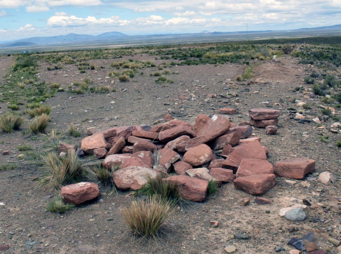 El complejo de templos recién descubierto se encuentra a unos 210 kilómetros al sur del yacimiento histórico de Tiwanaku, en lo alto de una colina que nunca había sido explorada en profundidad por los investigadores debido a su ubicación discreta.
