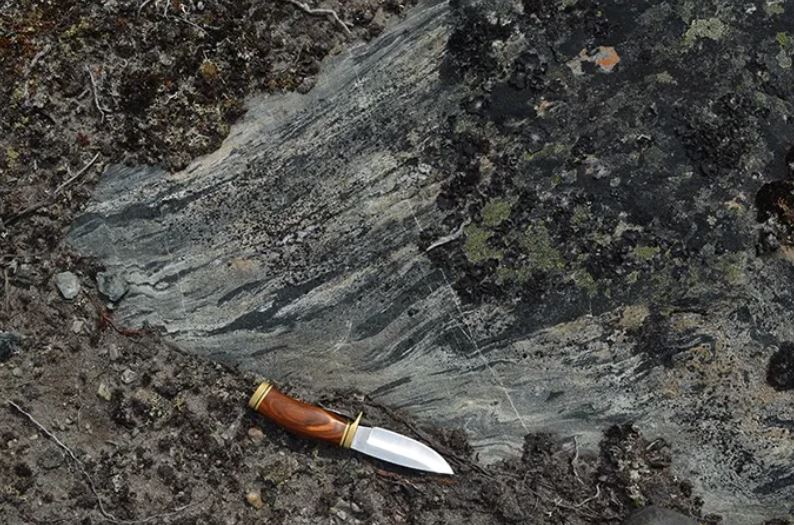 Según los investigadores, una antigua intrusión de magma (las rocas estriadas del centro) en el cinturón de rocas verdes de Nuvvuagittuq tiene 4.160 millones de años.