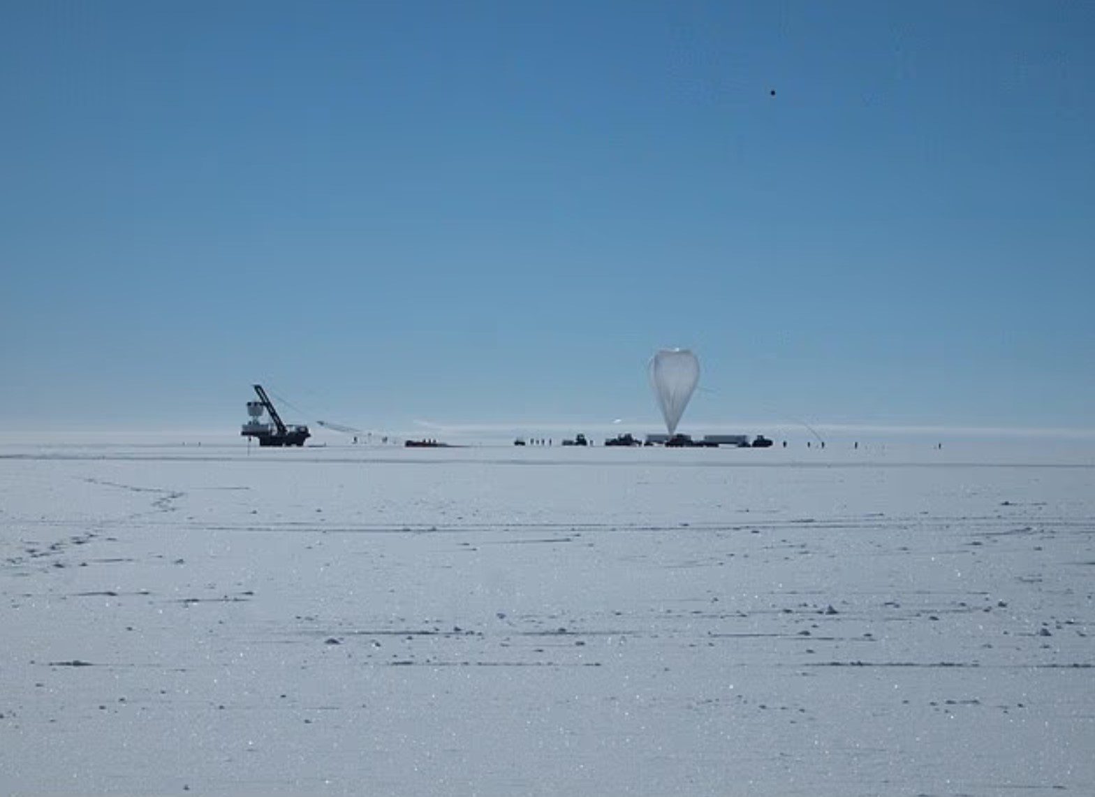Los globos sensores de este experimento detectaron señales de radio que emergían de debajo del hielo en ángulos tan pronunciados que no podían haber sido generadas por neutrinos.
