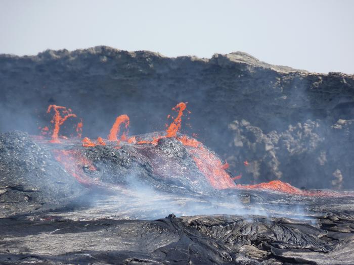Flujos de lava activa que brotan del volcán Erta Ale en Afar, Etiopía.