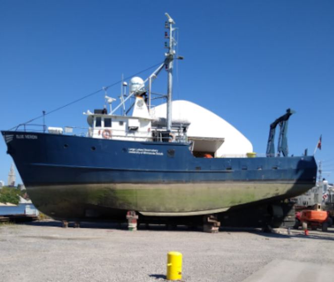 El buque de investigación "Blue Heron" en dique seco en Great Lakes Towing, en el canal Old River del río Cuyahoga.