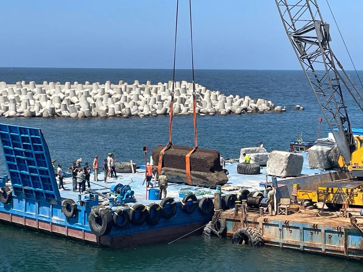 Uno de los bloques monumentales de la puerta del Faro de Alejandría siendo levantado del fondo marino.