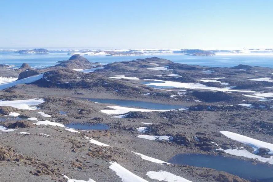 Bunger Hills, un pequeño fragmento expuesto de una superficie plana más grande en el borde de la capa de hielo de la Antártida Oriental.