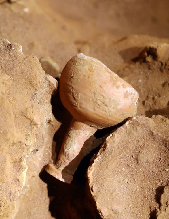 Dentro de la tumba situada bajo el Tesoro, los arqueólogos encontraron un recipiente de cerámica parecido al Santo Grial.