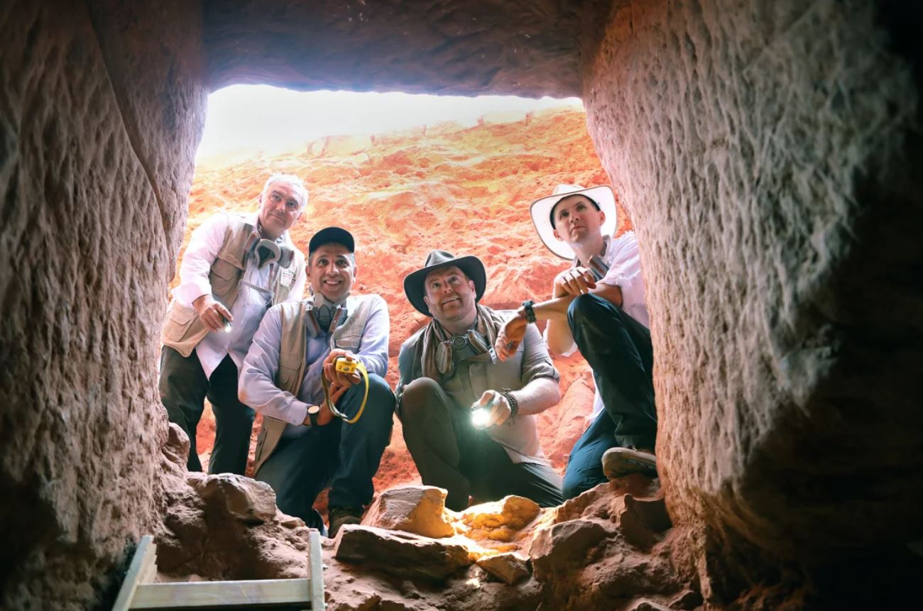 El Dr. Fares Braizat (desde la izquierda), Fadi Balawi, Josh Gates y el Dr. Pearce Paul Creasman observan la tumba recién descubierta en Petra.