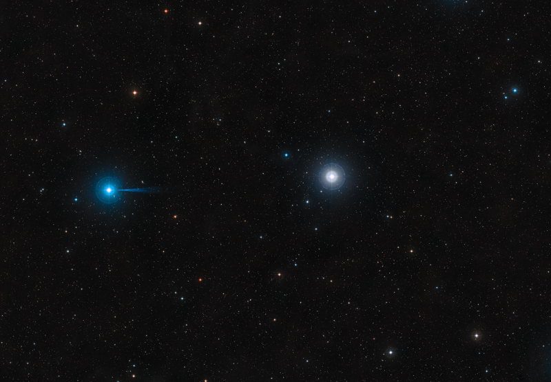 Esta amplia vista muestra la región del cielo, en la constelación de Acuario, donde se encuentra la galaxia enana Kinman. Esta vista se ha creado a partir de imágenes que forman parte del Digitized Sky Survey 2.