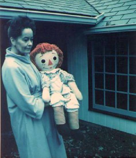 Lorraine Warren sosteniendo la verdadera muñeca "Annabelle" que se decía que estaba poseída en 1980.