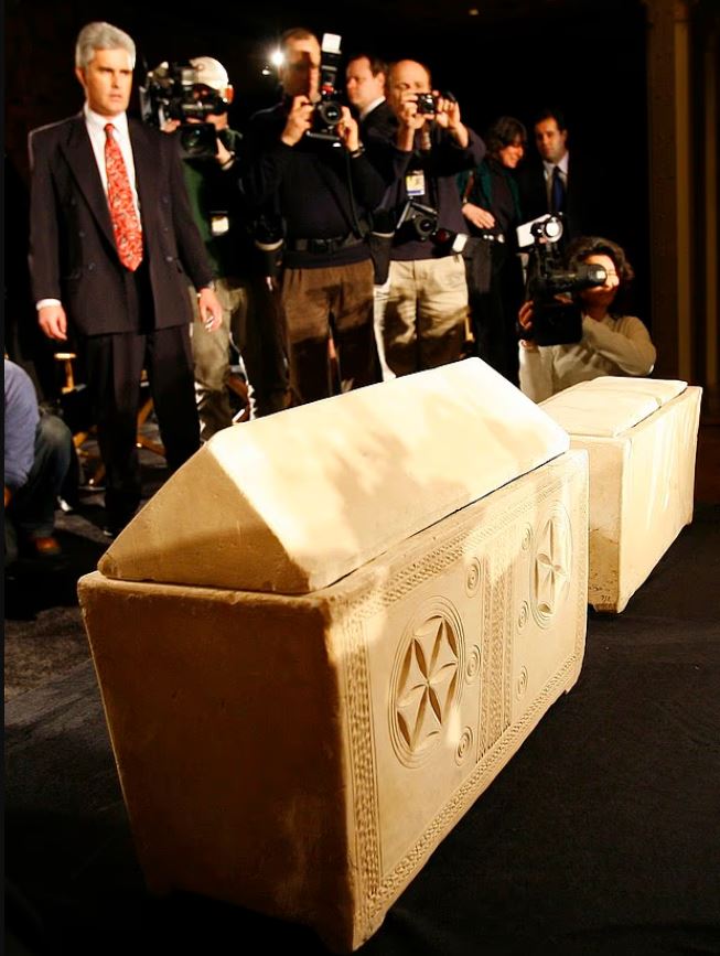 Dos osarios encontrados en la tumba se exhibieron en 2007, cuando los historiadores especularon que podrían contener los restos de Jesús y María Magdalena