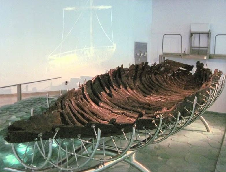 Un antiguo barco pesquero desenterrado de las profundidades del Mar de Galilea en 1986 ha sido vinculado con el de la Biblia.