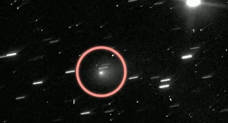 Las últimas observaciones de 3I/ATLAS (en un círculo) mostraron que el cometa rápidamente se volvió cinco veces más brillante a medida que volaba más cerca del Sol.