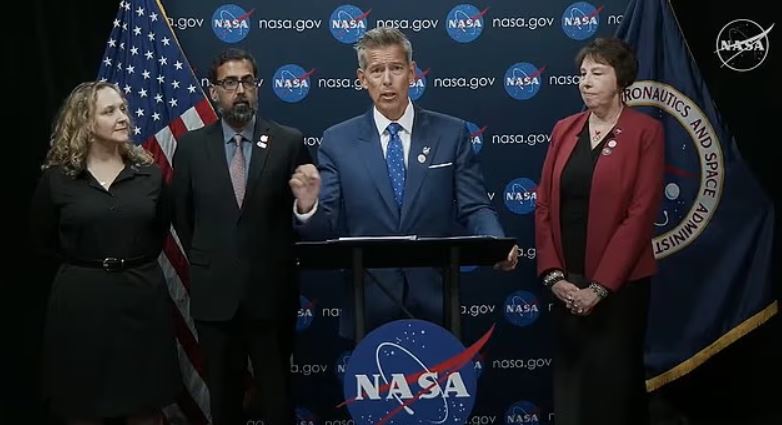 El administrador de la NASA, Sean Duffy (centro), reveló que una muestra recogida por Perseverance es la "señal más clara de vida" en Marte jamás encontrada en 30 años.