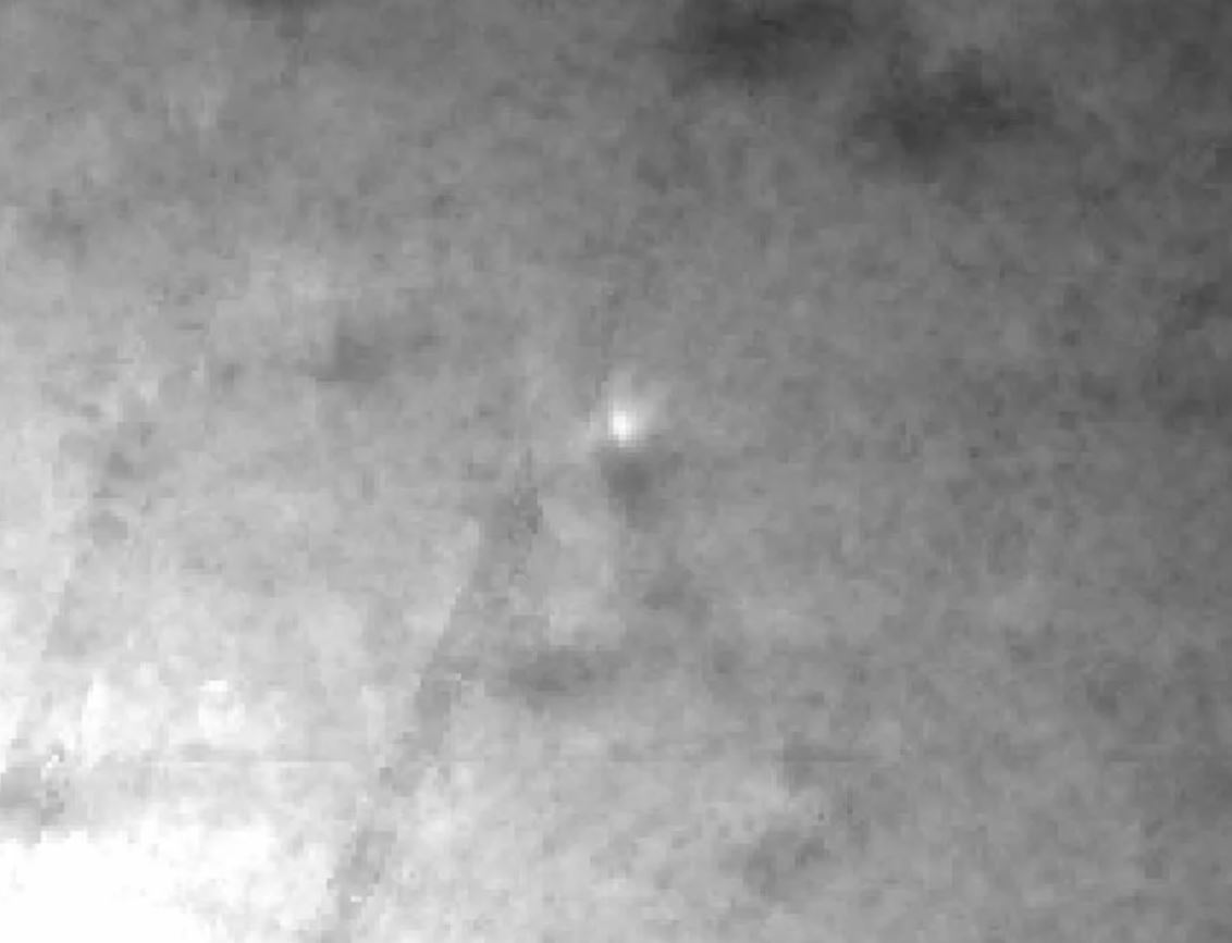 Imagen de 3I/ATLAS de la constelación de satélites PUNCH, basada en una pila combinada de todas las imágenes de un filtro centrado en una longitud de onda de 0,550 micrómetros, tomada el 27 de octubre de 2025.