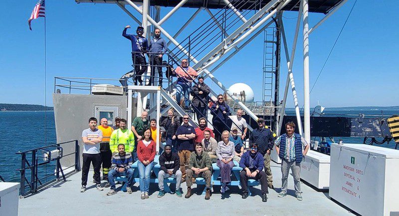 Investigadores y tripulación a bordo del R/V Marcus G. Langseth durante el experimento CASIE21, que recopiló datos sísmicos para obtener imágenes de la zona de subducción de Cascadia. Alrededor de 20 científicos de la LSU, la Universidad de Washington, la Universidad Estatal de Oregón, la Universidad de Auburn, la Universidad de Texas en Austin, el Servicio Geológico de los Estados Unidos, la Institución Oceanográfica Woods Hole y el Observatorio Terrestre Lamont-Doherty están analizando el conjunto de datos como parte del Centro Científico de Terremotos de la Región de Cascadia (CRESCENT), una comunidad que estudia los riesgos sísmicos en el noroeste del Pacífico.